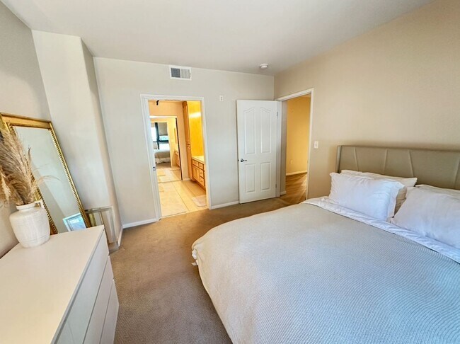 Building Photo - Beautiful 2 Bd 2 BA Condo Prime Marina Dis...