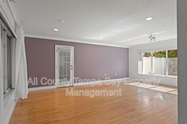 Building Photo - 2725 N Myrtle Ave