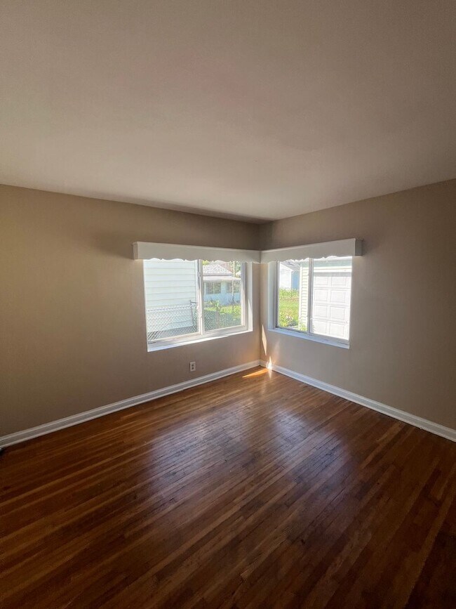Building Photo - Comfortable 2-Bedroom Single-Family Home with Washer/Dryer Hookups