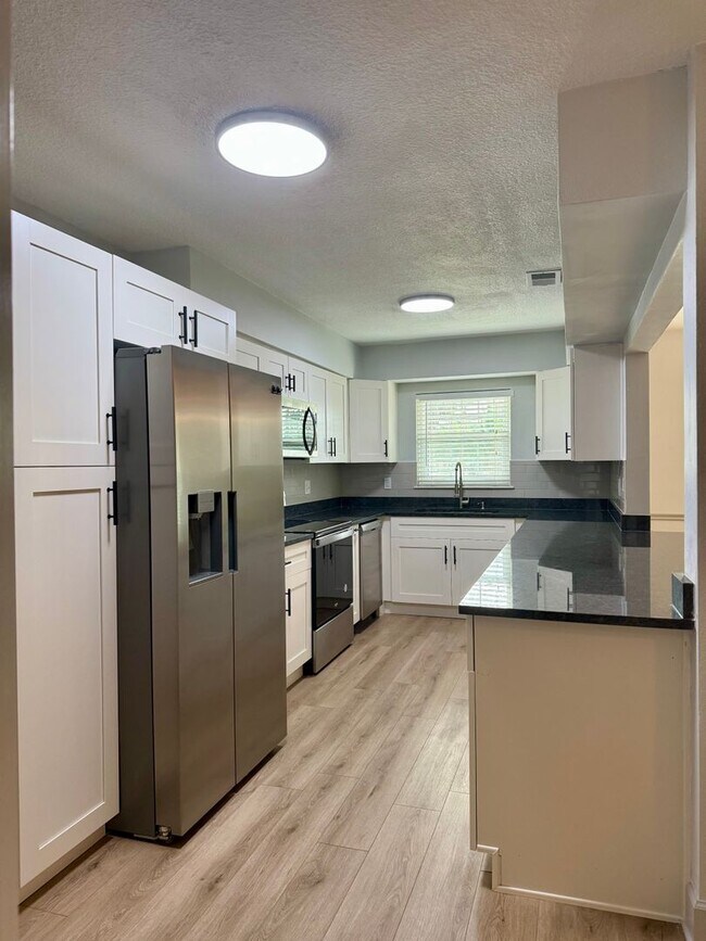 Building Photo - Remodeled Tampa Home