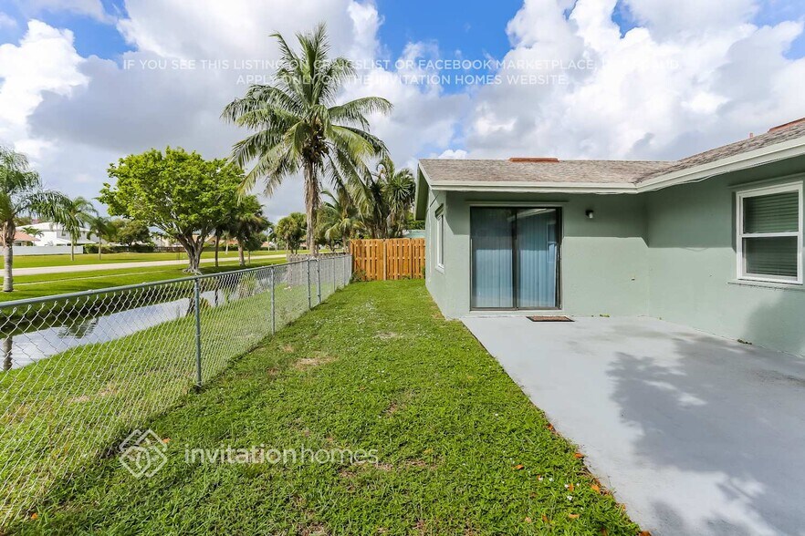 Building Photo - 9422 Saddlebrook Dr