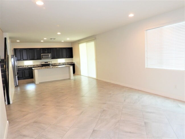 Building Photo - 4 Bedroom 2.5 Bathroom