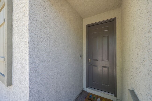 Building Photo - NW!! Solar!!  Gated!!  Bed and bath downst...