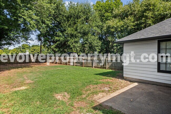 Building Photo - 2295 Belin Dr