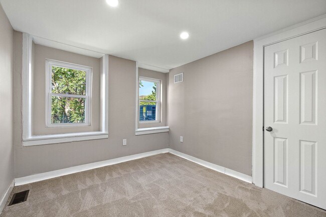 Building Photo - 1 Bedroom 1 Bath Townhouse for rent