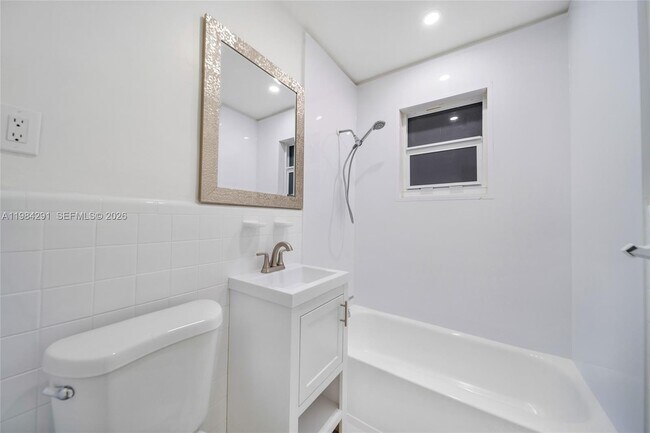 Building Photo - 27 Suffolk Ave