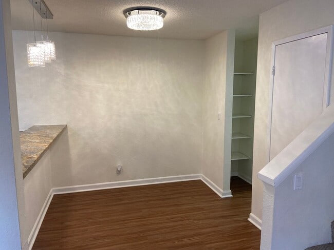 Building Photo - Townhouse Condo 2 BD / 1.5 BA