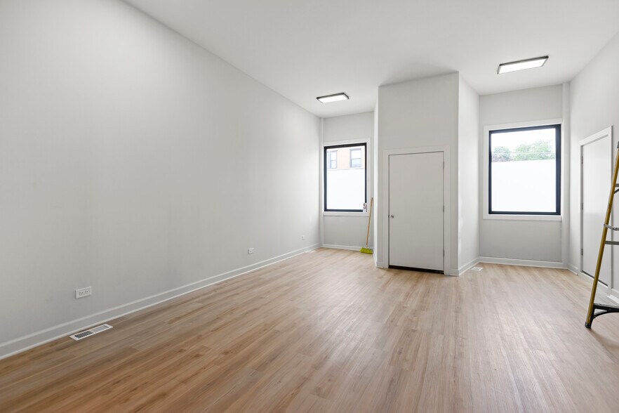 Building Photo - 3122 N California Ave