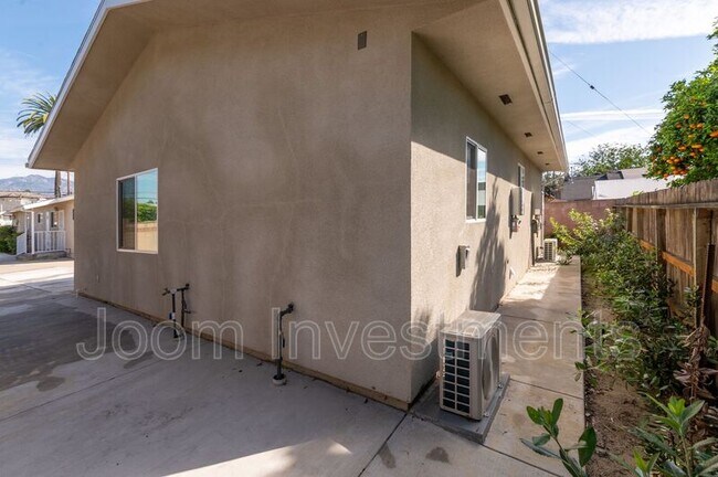 Building Photo - 9546 W Live Oak Ave