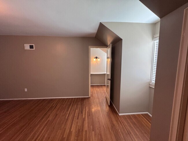 Building Photo - Beautiful 2 story 3 bedroom 2 bathroom home