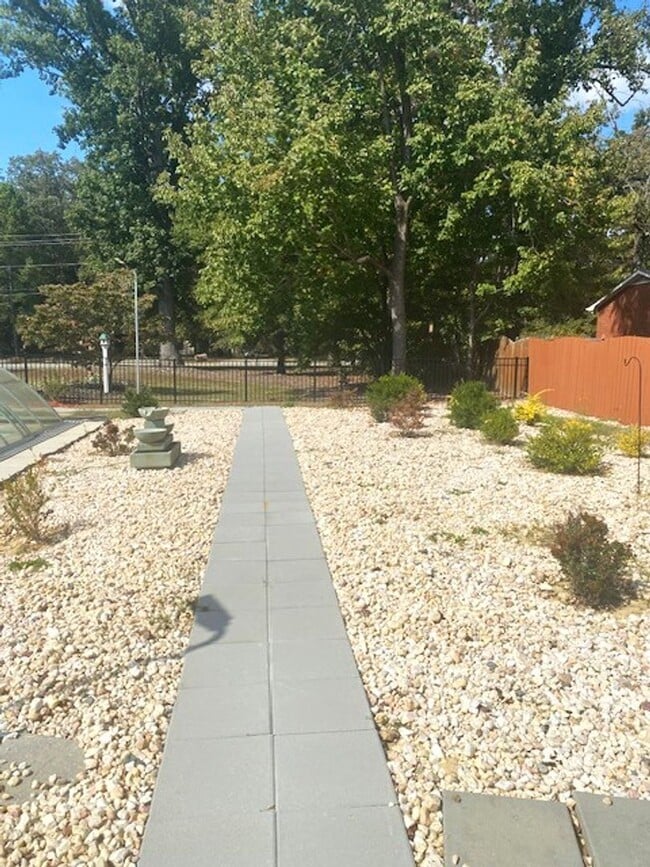 Building Photo - 4 Bedroom! Private Pool!