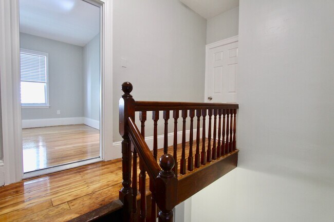 Building Photo - 460 Saratoga St