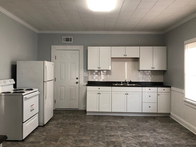 Building Photo - Two Bedroom Home - Hardwood Floors - Updat...