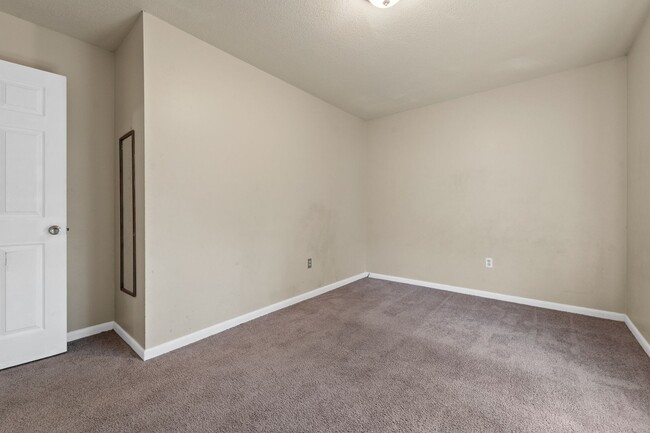 Building Photo - Indianhead Lakes Rental!