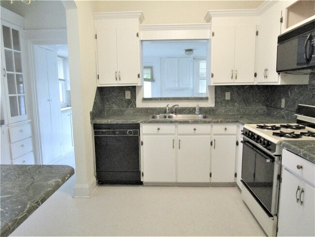 Building Photo - 2413 Pope Dr