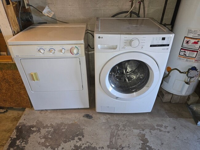 Building Photo - Rooms for Rent – Furnished, Lockable, & Private Backyard! 6 Spots Open.