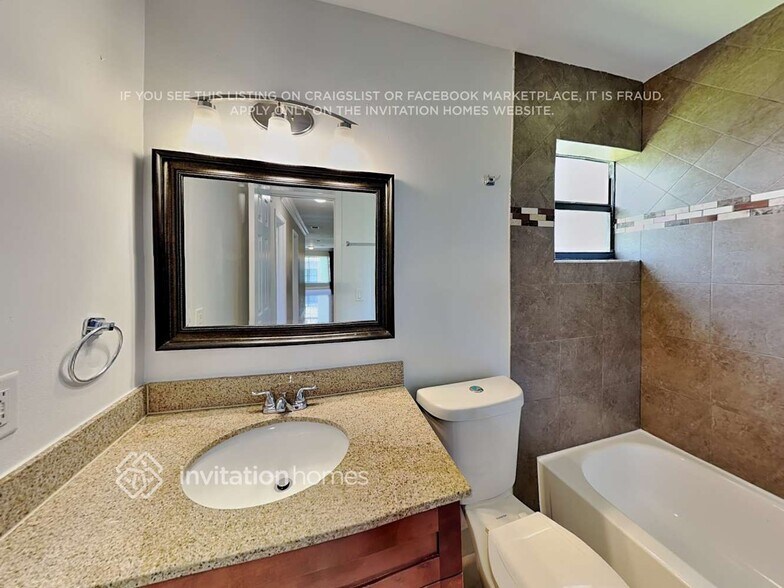 Building Photo - 562 SW 168th Way