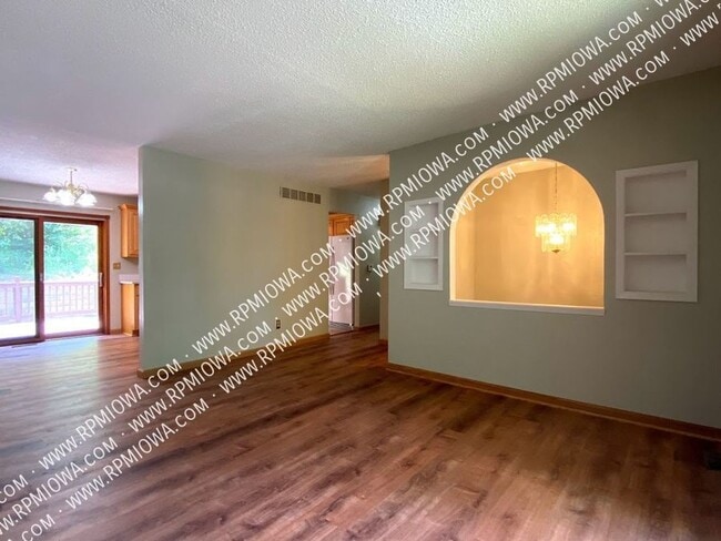 Building Photo - 713 SE Hackley Ave