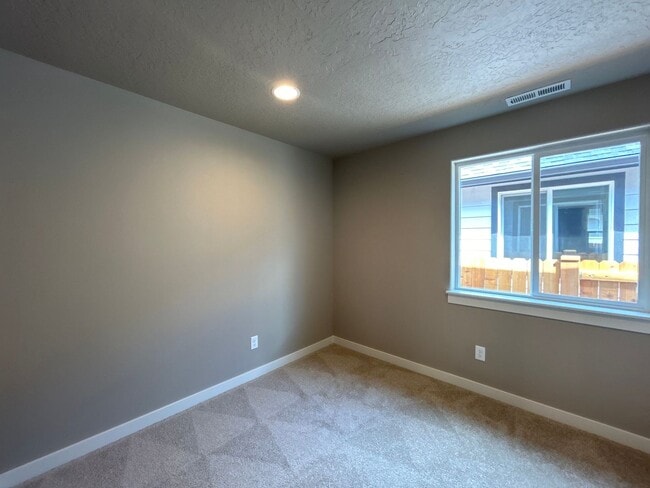 Building Photo - 3 Bedroom / 2 Bathroom Home in NW Redmond