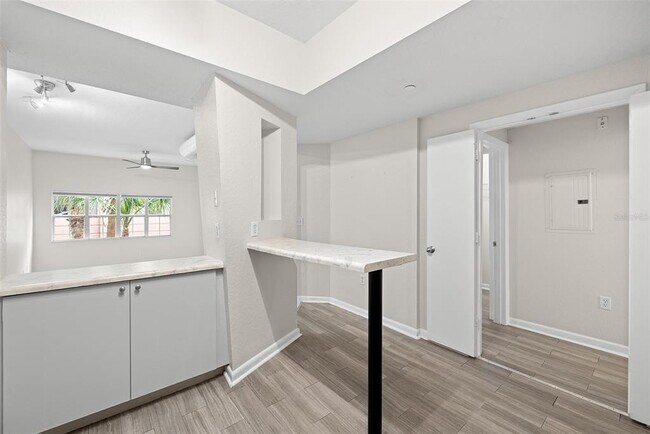 Building Photo - 2402 W Azeele St