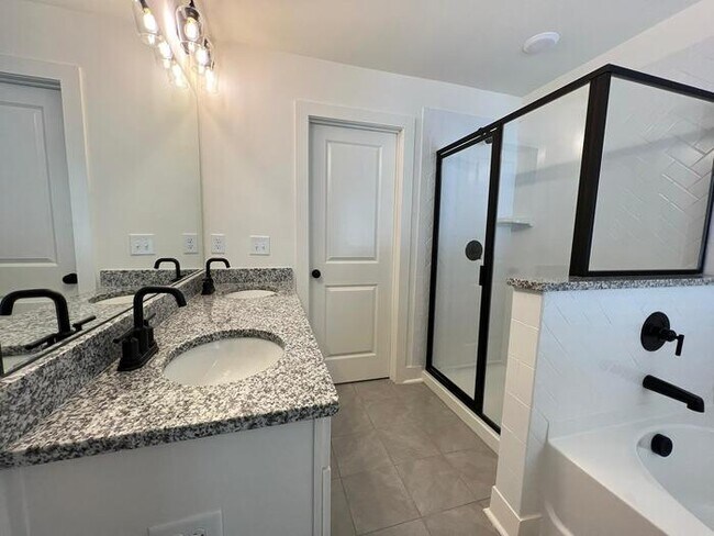 Building Photo - 3 bedroom Townhome in Auburn