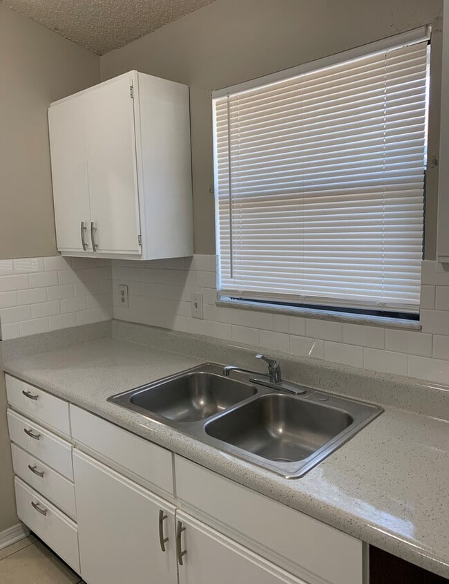 Building Photo - Spacious 2 Bed/2 Bath Single Story Townhom...