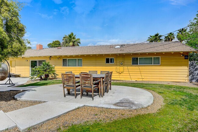 Building Photo - Stunning Vintage Vegas Pool Home on almost...