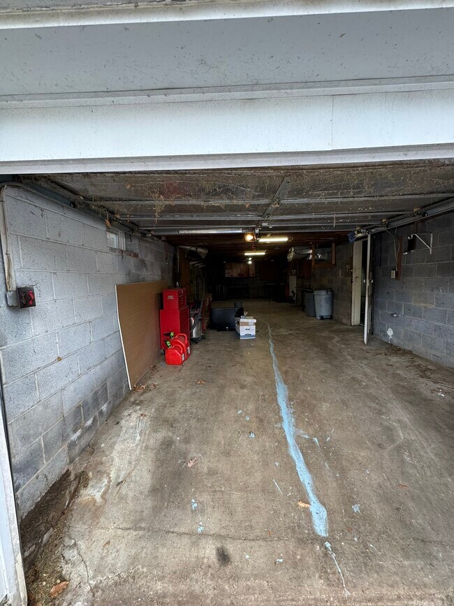 Building Photo - 10012 Ellis Rd