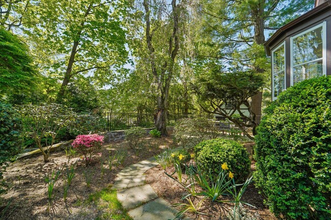 Building Photo - 10 Wayside Ln