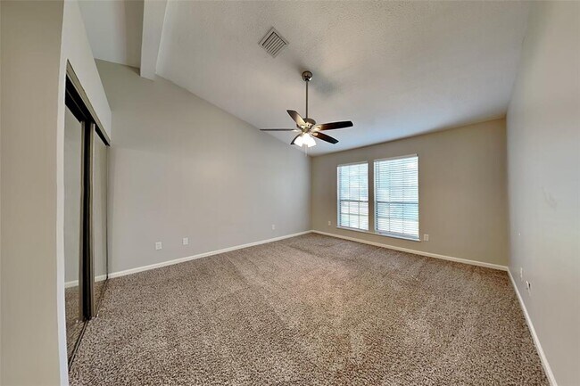 Building Photo - 2615 Silver Falls Dr