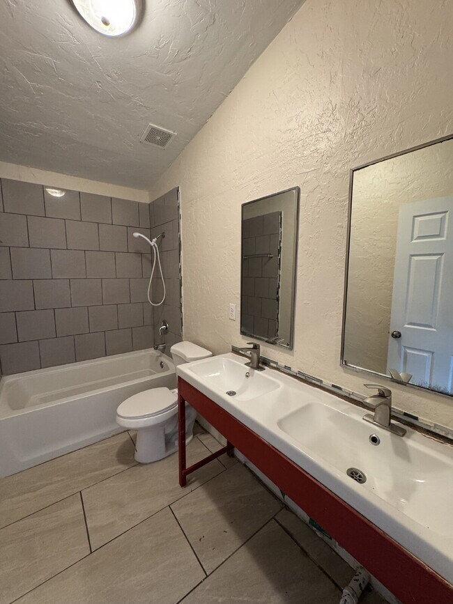 Building Photo - 4 bedroom 3 full bath home for rent in man...