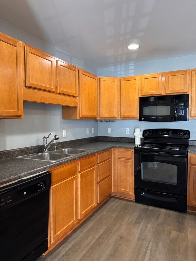 Building Photo - 2BR 2BA Condo with All Appliances Included