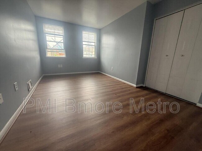 Building Photo - 922 W Lombard St