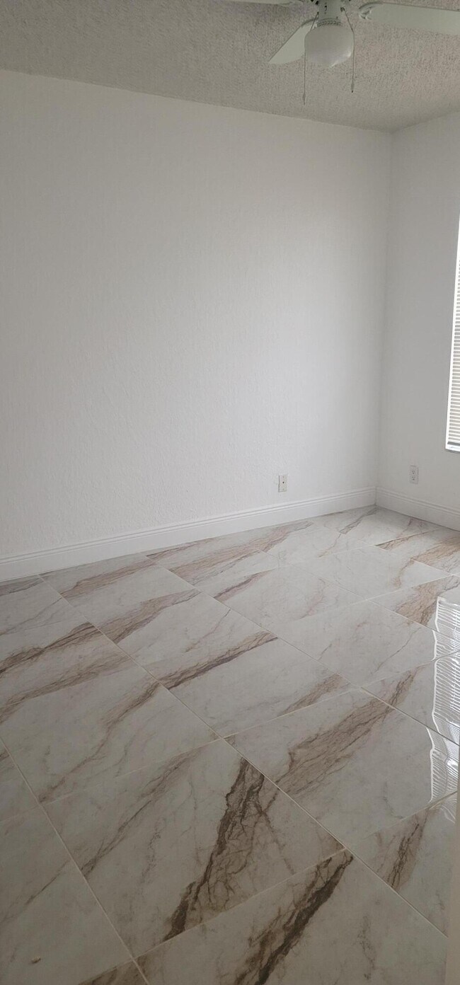 Building Photo - 1523 Lake Crystal Dr