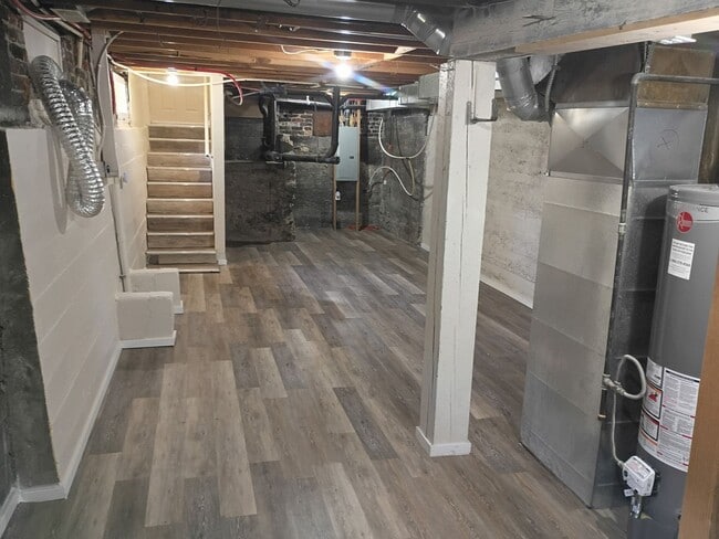 Building Photo - NE Spokane 2 bedroom apartment (Fresh paint and flooring)