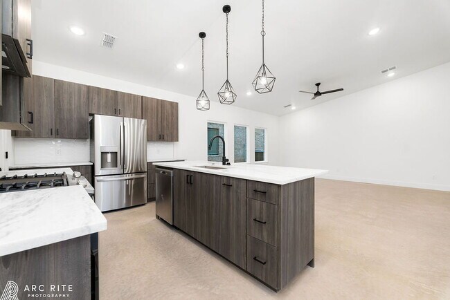 Building Photo - High End Luxury Home!