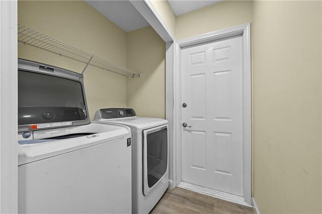 Building Photo - 675 Manor Glen Dr