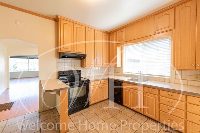 Building Photo - Spacious 4 Bedroom Home with Fireplace and Fenced Yard