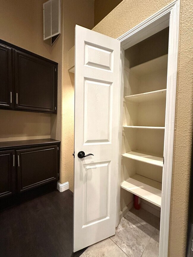 Building Photo - Gorgeous 4 Bed, 2 Bath in Shadow Lakes with SOLAR!