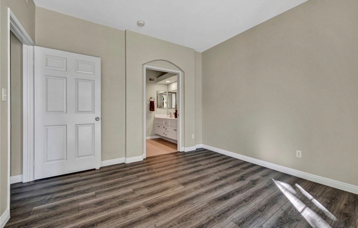 Building Photo - 8028 E Far Canyon Way