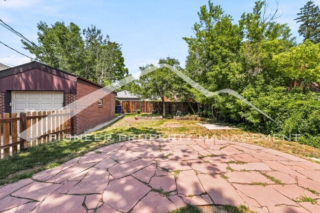 Building Photo - Stunning Home with Central AC and Fenced Yard