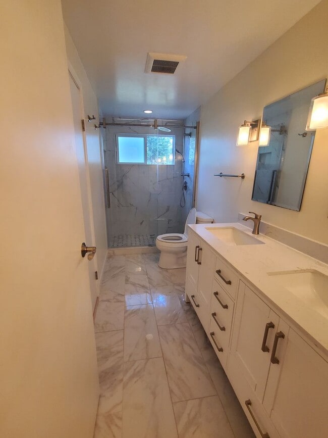 Building Photo - Beautifully Updated Home in Sought-After S...