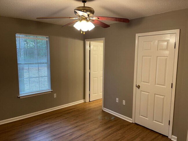 Building Photo - 716 Rosewood Dr