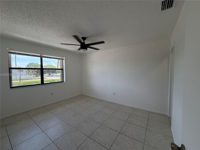 Building Photo - 411 NW 100th Pl