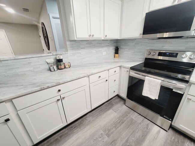 Building Photo - 1906 Karen Ln