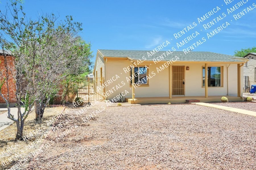 Building Photo - 1520 E Silver St