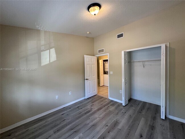 Building Photo - 1261 SE 31st Ct