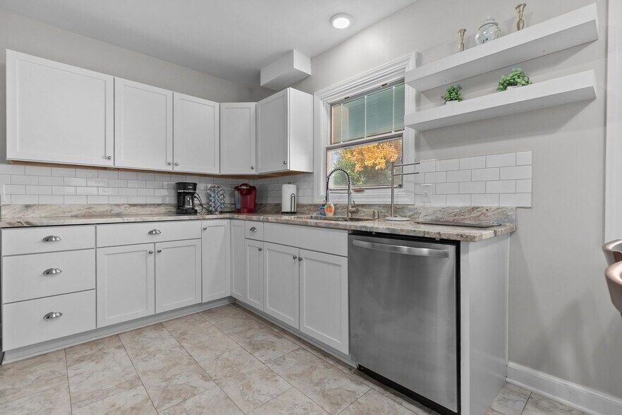 Building Photo - 810 E Pershing St