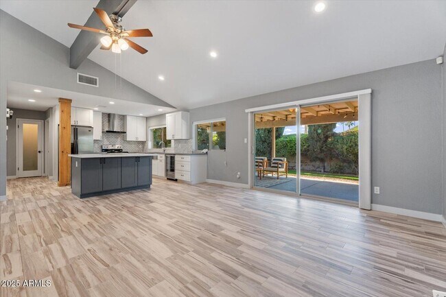 Building Photo - 8635 E Vía De La Gente