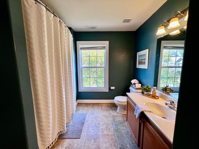 Building Photo - Charming Home Near Town Center VB with Lar...